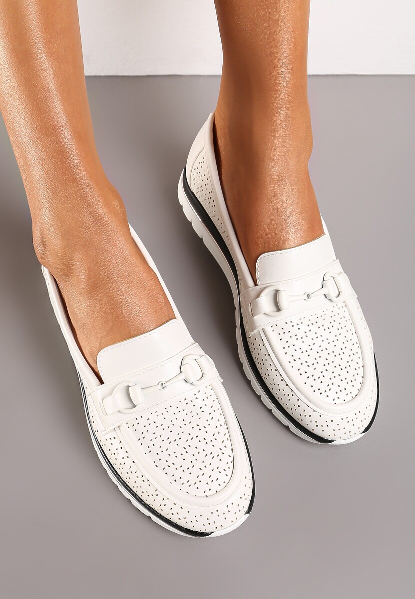 Białe Mokasyny ze Skórzaną Wkładką Perforacją i Klamrą Gamiara