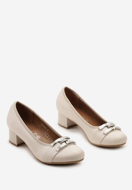 Białe Czółenka na Słupku z Metalową Aplikacją i Wkładką ze Skóry Naturalnej Risasa