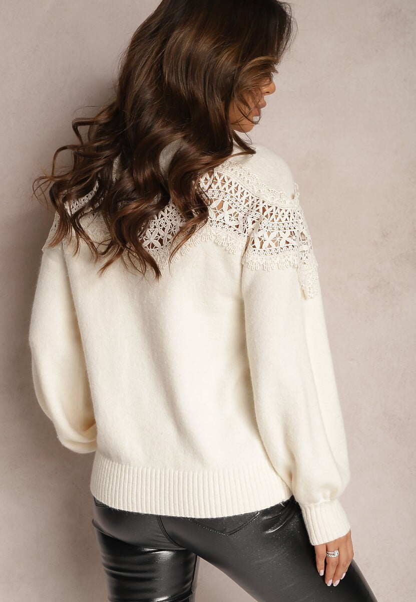 Jasnobeżowy Sweter Dzianinowy z Wstawką z Koronki Laroline