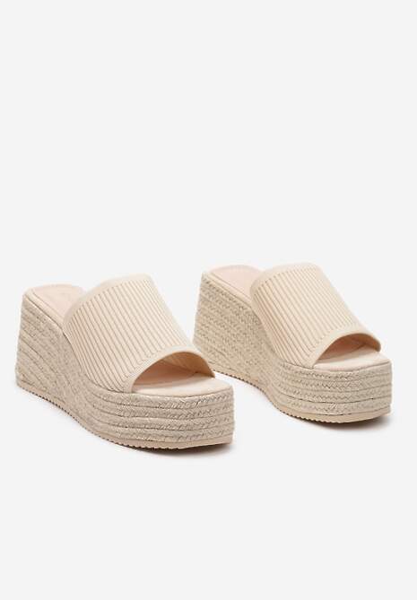 Beżowe Klapki na Koturnie Ozdobionym Plecionką Obdaria