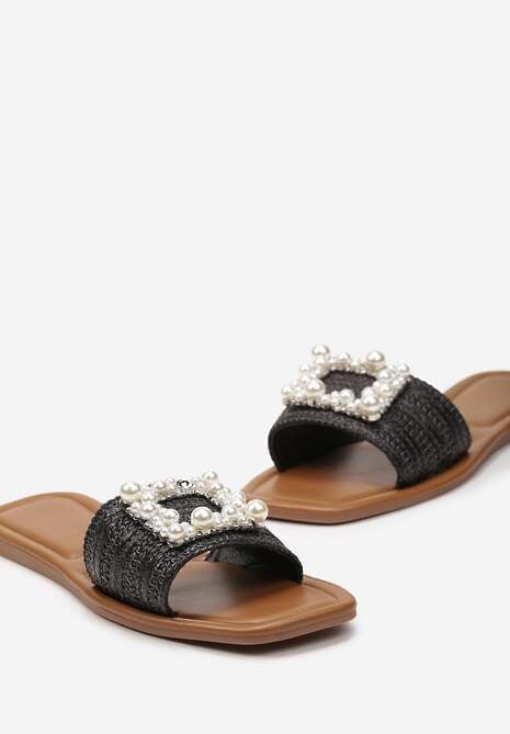 Czarne Klapki na Płaskiej Podeszwie Ozdobione Ażurowym Paskiem i Klamrą z Perełkami Argitsa