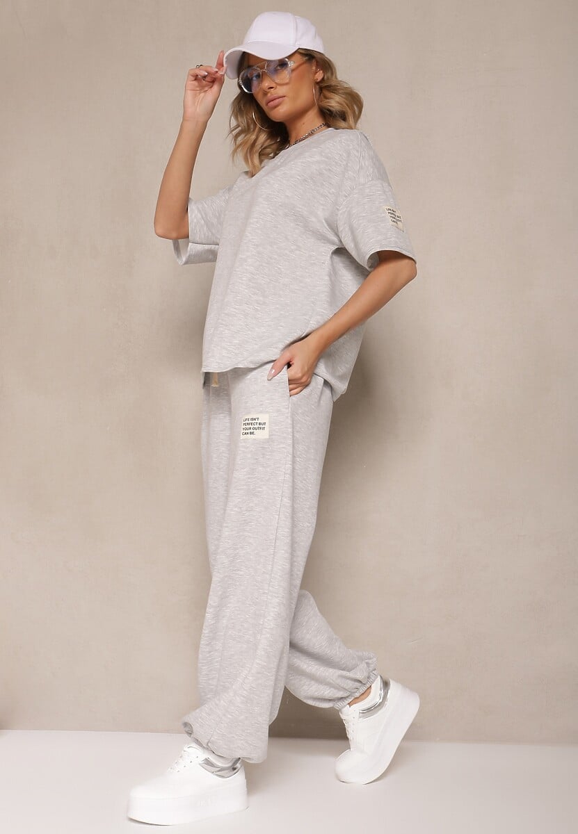 Szary Komplet Dresowy z Wiskozą T-shirt i Joggery Zdobione Naszywkami Idareia