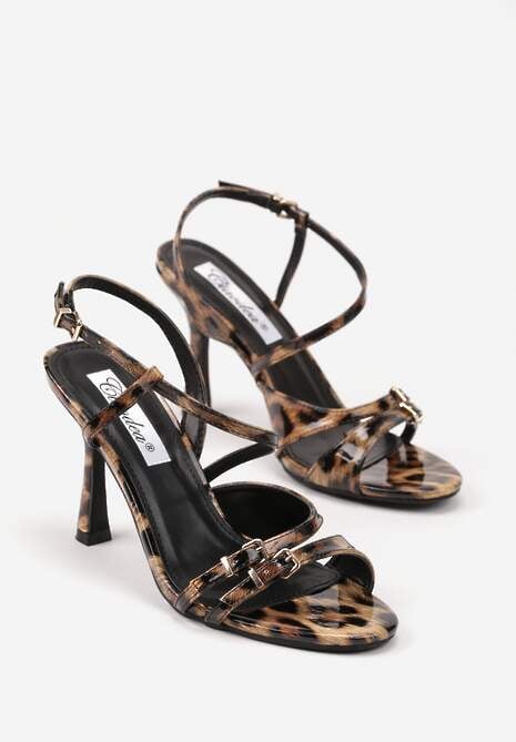 Panterkowe Sandały na Obcasie Zdobione Skośnym Paskiem i Klamerkami Mallunea
