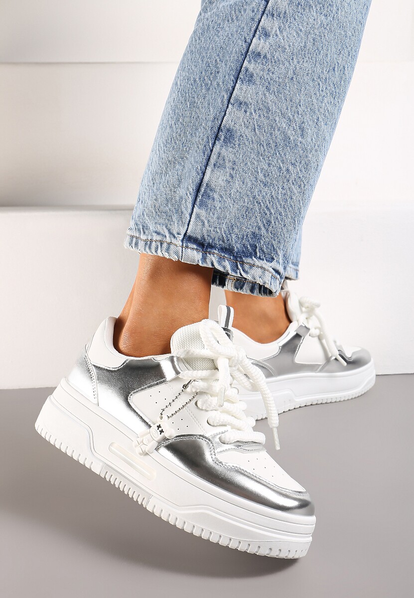 Biało-Srebrne Sneakersy z Zawieszką Misia i Szerokimi Sznurowadłami Alrikad