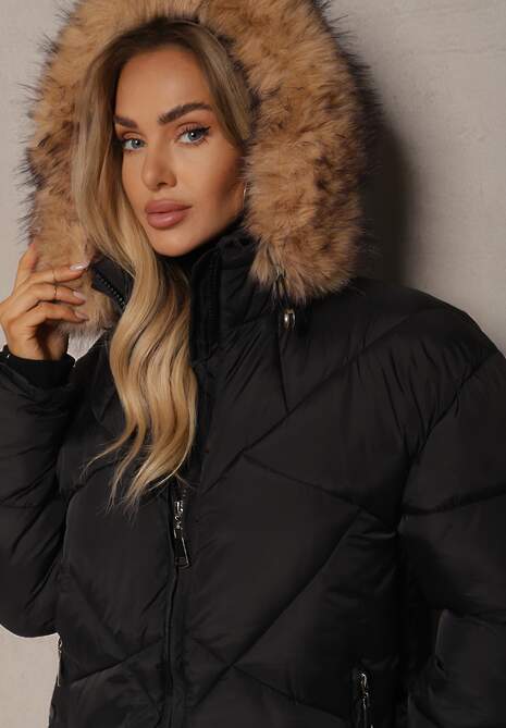 Czarna Kurtka z Pikowanymi Przeszyciami Kapturem i Rozcięciami na Napy Tintovia