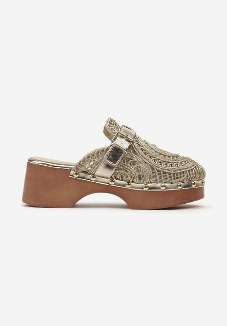 Złote Klapki w Stylu Chodaków z Ażurową Cholewką na Słupku i Platformie Ozdobione Nitami Traivea