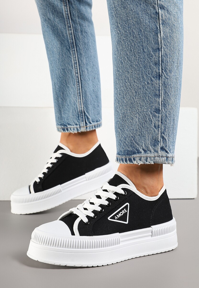 Czarne Trampki na Podwójnej Podeszwie z Ozdobnym Znaczkiem na Cholewce Alivrelia