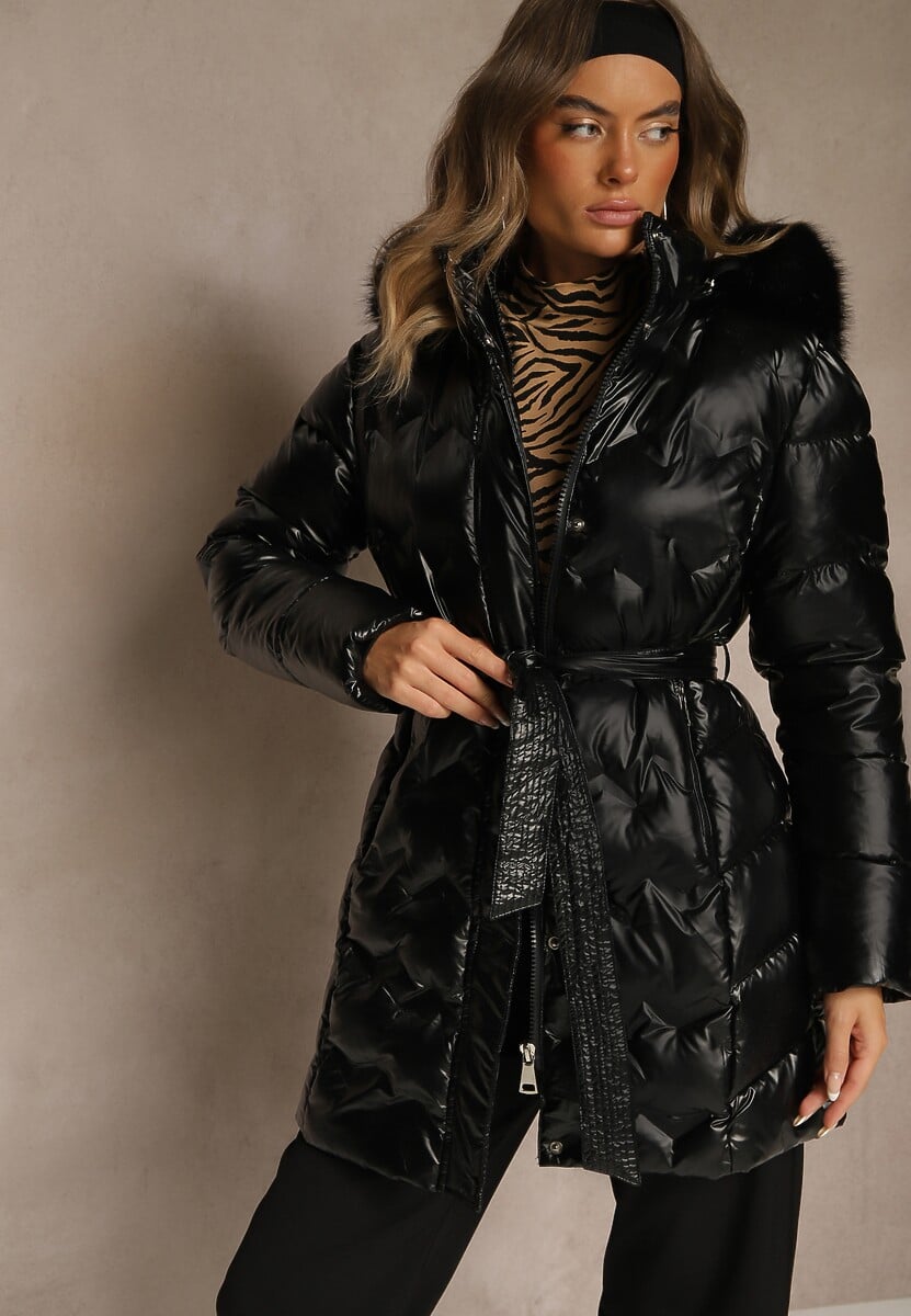 Czarna Kurtka Pikowana z Odpinanym Futerkiem i Kapturem Ozdobiona Paskiem Olinesa