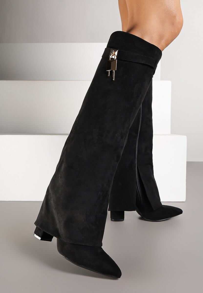 Czarne Kozaki na Słupku Ozdobione Metaliczną Kłódką i Wywiniętą Cholewką Lattorea