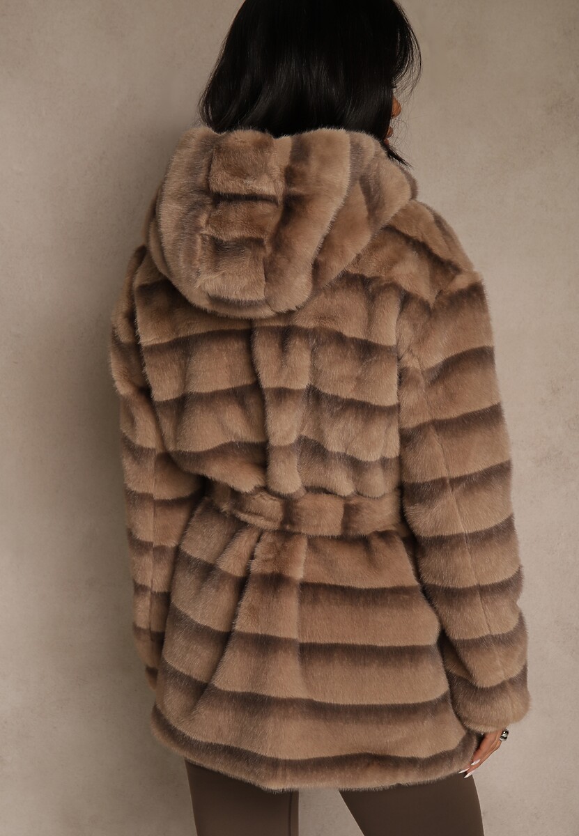 Jasnobrązowa Kurtka Futrzana z Nieodpinanym Kapturem Ozdobiona Paskiem Zetelia