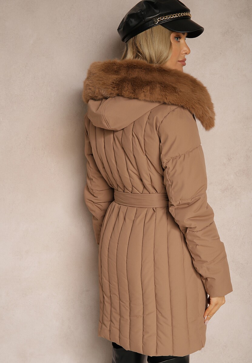 Ciemnobeżowa Pionowo Pikowana Kurtka z Kapturem z Futrzanym Wykończeniem i Wiązanym Paskiem Leozelle
