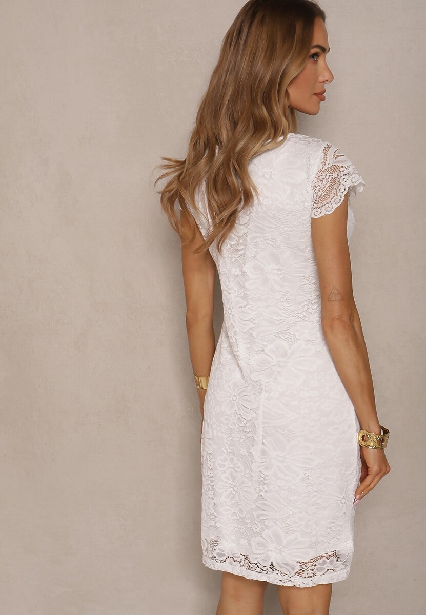 Biała Koronkowa Sukienka o Dopasowanym Kroju Kinana