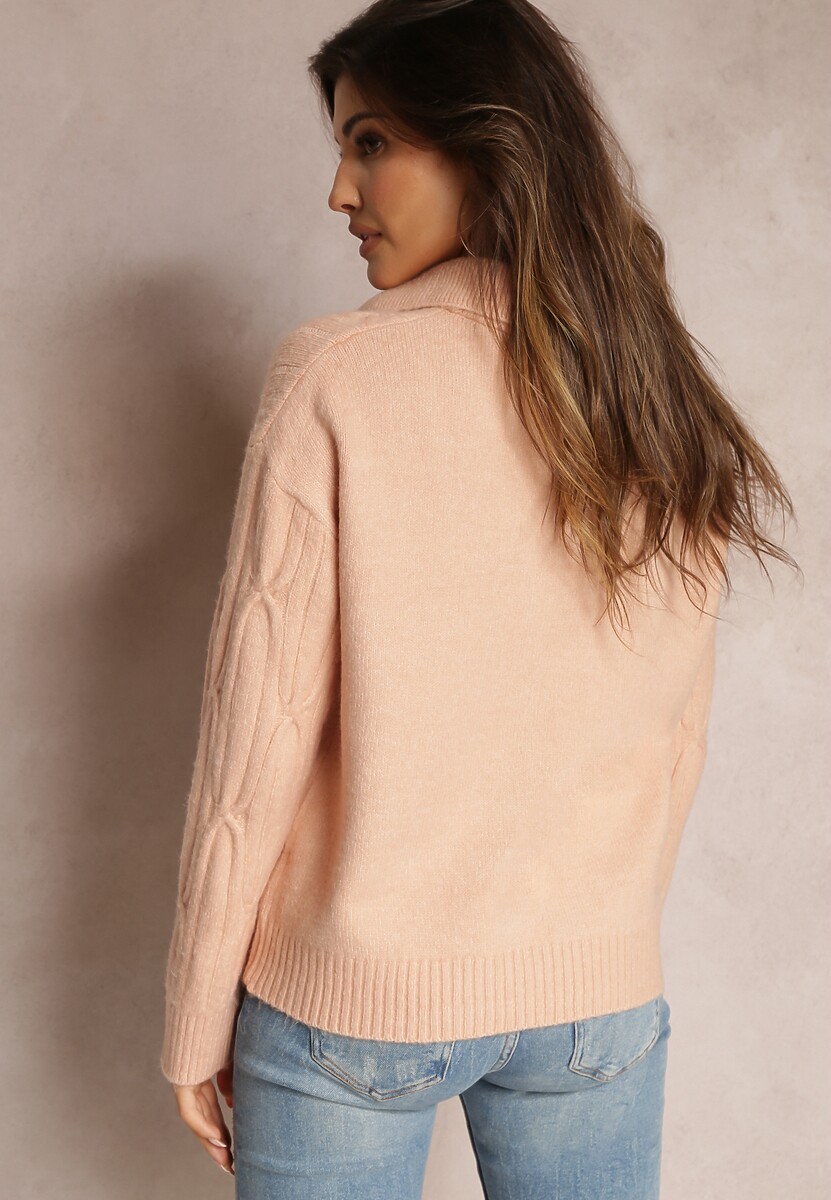 Jasnoóżowy Sweter z Dekoltem w Serek i Ozdobnym Splotem Travissa