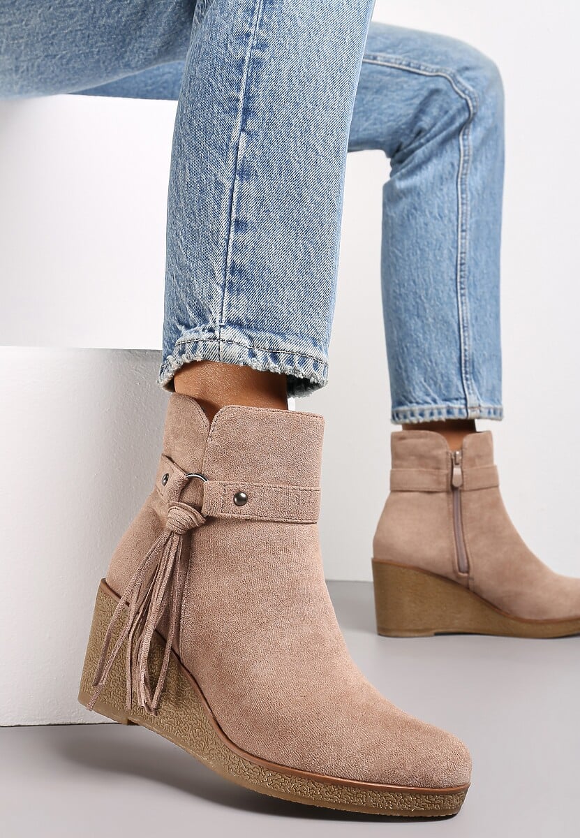 Ciemnobeżowe Botki na Koturnie z Ozdobnym Paskiem Aranja