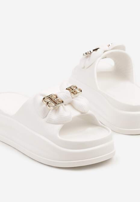 Białe Klapki Ozdobione Metalową Aplikacją i Kokardką Felalera
