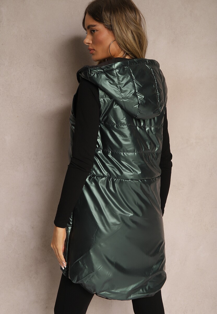 Ciemnozielona Długa Kamizelka z Naszywką i Kapturem Wykończona Napami Nevellitae