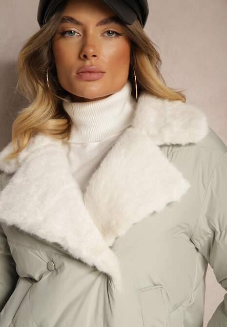 Jasnozielona Kurtka Ozdobiona Pikowaniem Kołnierzem z Futerkiem i Napami Deolina