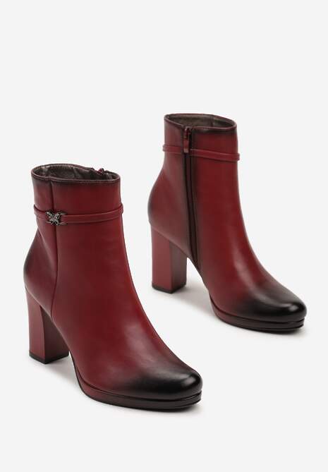 Bordowe Botki na Słupku z Elegancką Klamerką i Paseczkiem Wokół Cholewki Nerisae