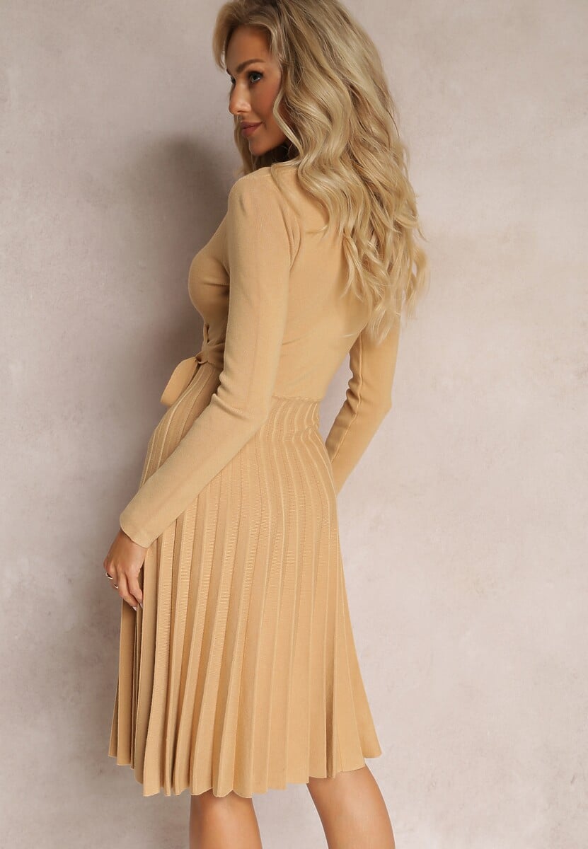 Ciemnobeżowa Sukienka Dzianinowa z Wiązaniem i Plisowanym Dołem Phelleira