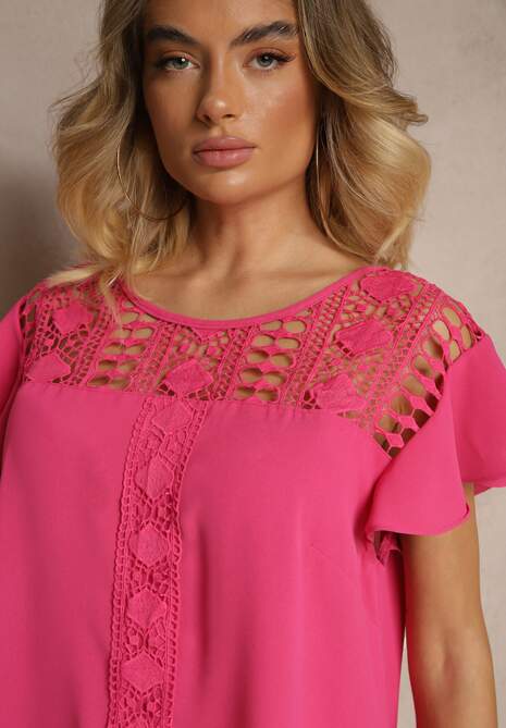 Fuksjowa Bluzka z Falbankami Wokół Ramion i Ażurową Koronką Przy Dekolcie Dastisa