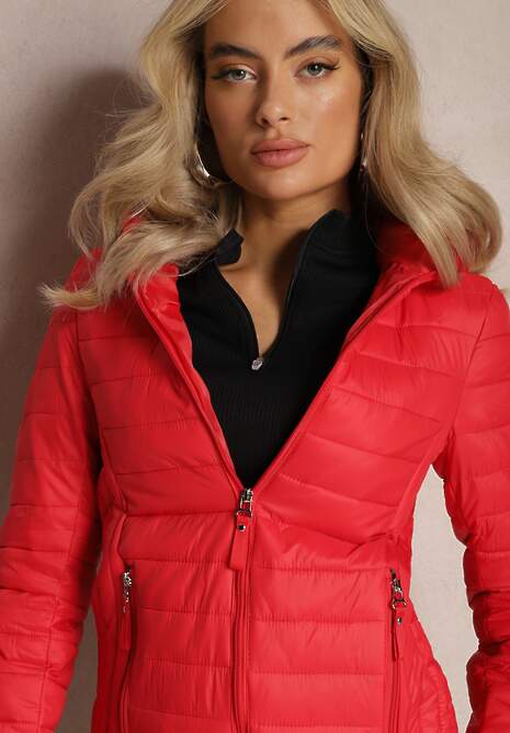 Czerwona Kurtka z Pikowaniem i Nieodpinanym Kapturem Kessane