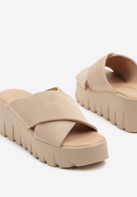 Ciemnobeżowe Klapki na Platformie i Koturnie z Tłoczeniem Adives