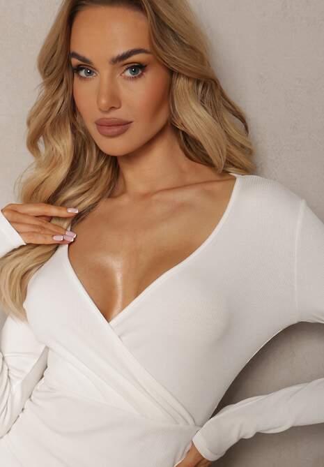 Biała Sukienka z Wiskozy o Dopasowanym Kroju z Falbankami Rastaria