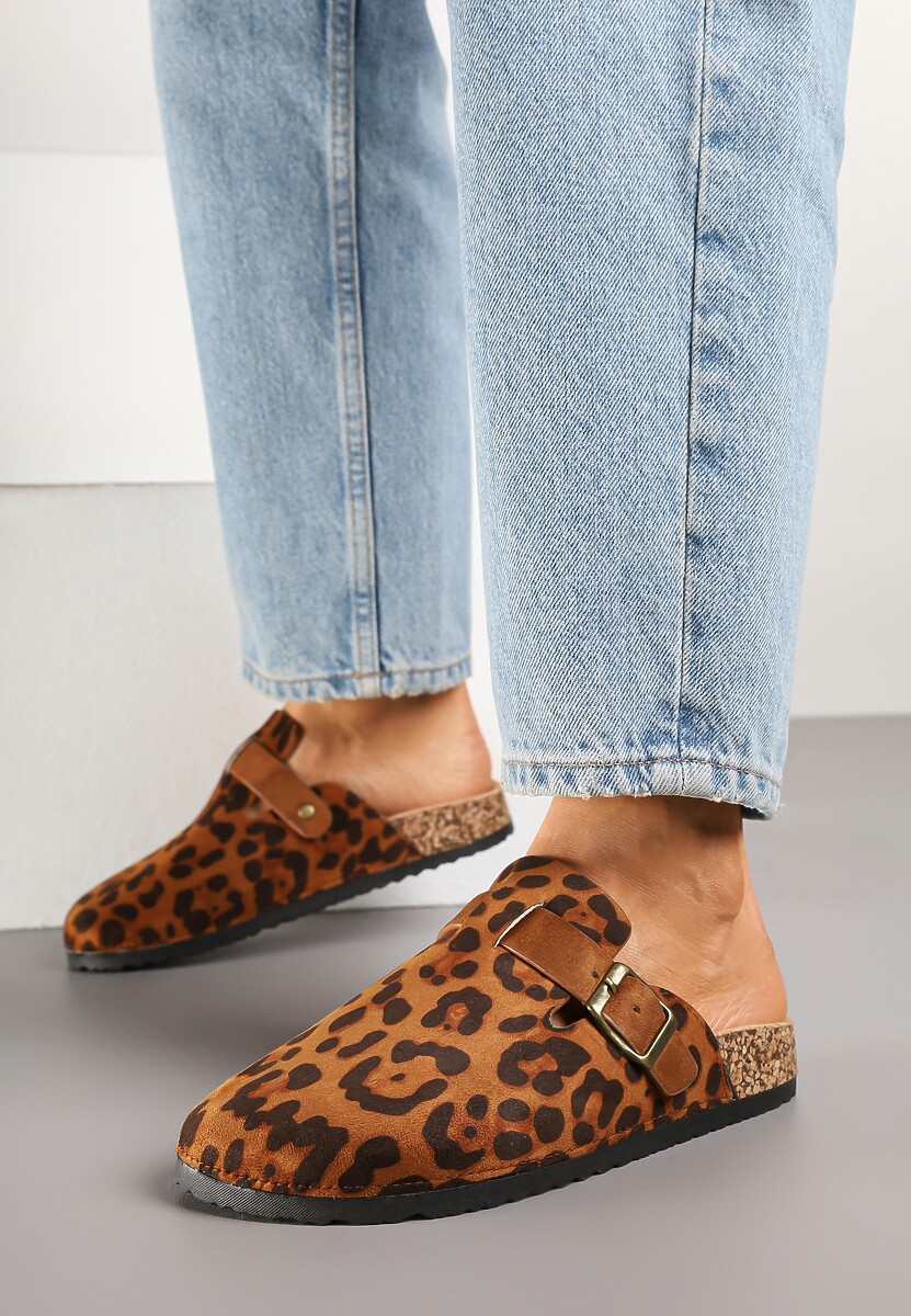 Czarne Klapki na Płaskiej Korkowej Podeszwie z Zakrytym Przodem Ozdobione Klamrą Atheine