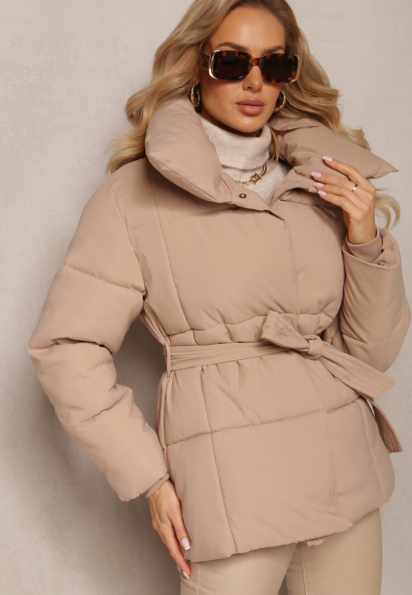Beżowa Pikowana Kurtka z Paskiem w Talii i Szerokim Kołnierzem Fusteni