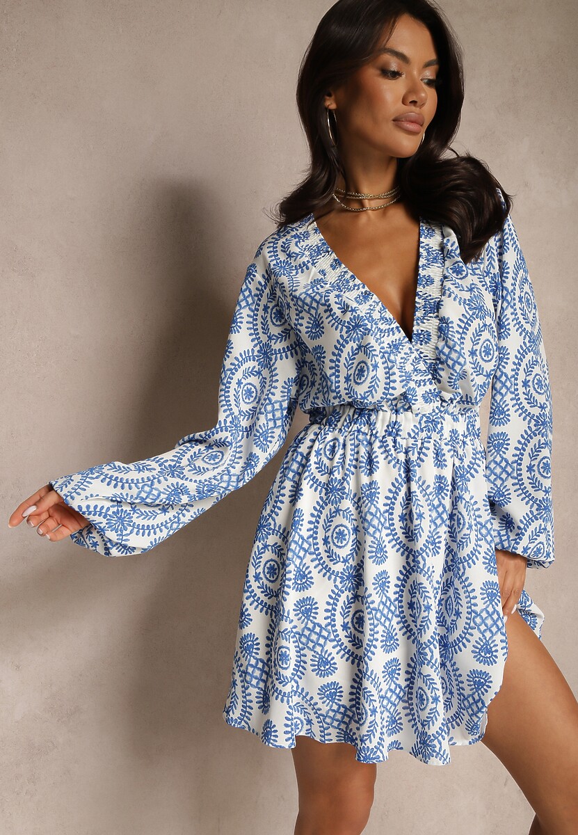 Niebieska Kopertowa Sukienka z Wzorem Etno Korretis