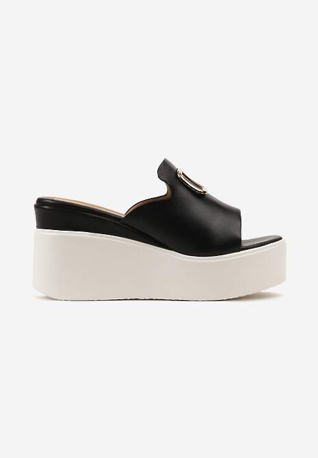 Czarne Klapki Ozdobione Metaliczną Klamrą na Przodzie na Wysokim Koturnie i Platformie Ivia