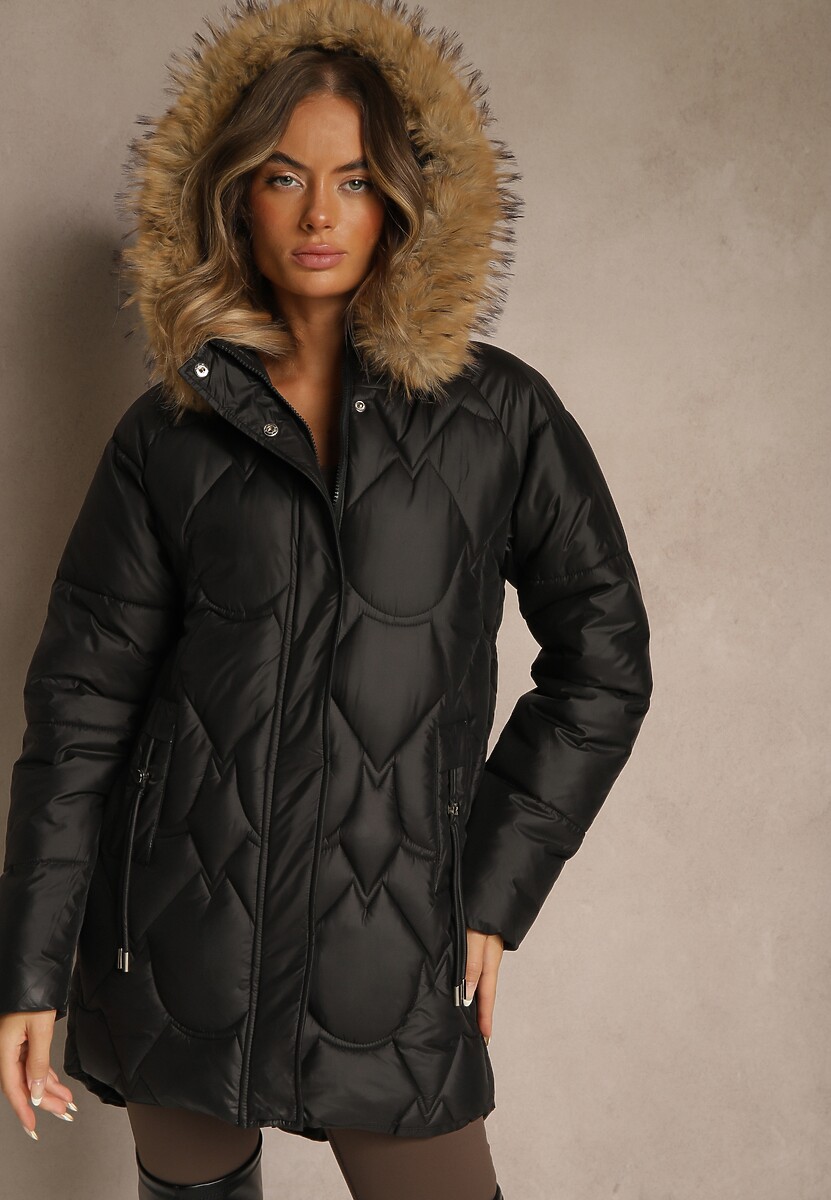 Czarna Kurtka z Pikowanymi Przeszyciami i Kapturem z Futerkiem Olarissa