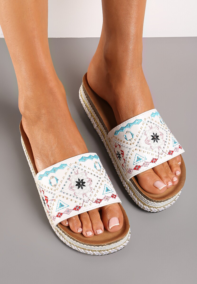 Białe Klapki Boho na Niskiej Platformie Ozdobione Plecionką i Cyrkoniami Giratsa