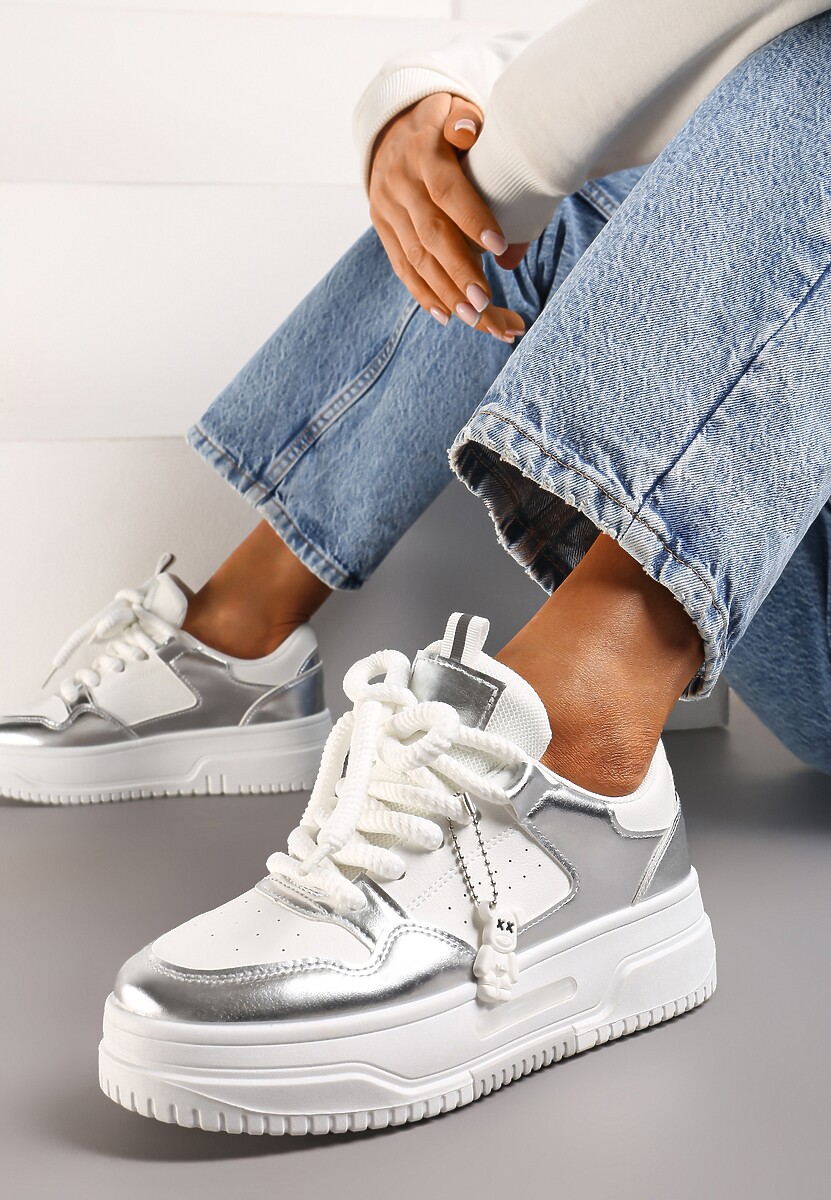 Biało-Czarne Sneakersy z Zawieszką Misia i Szerokimi Sznurowadłami Alrikad