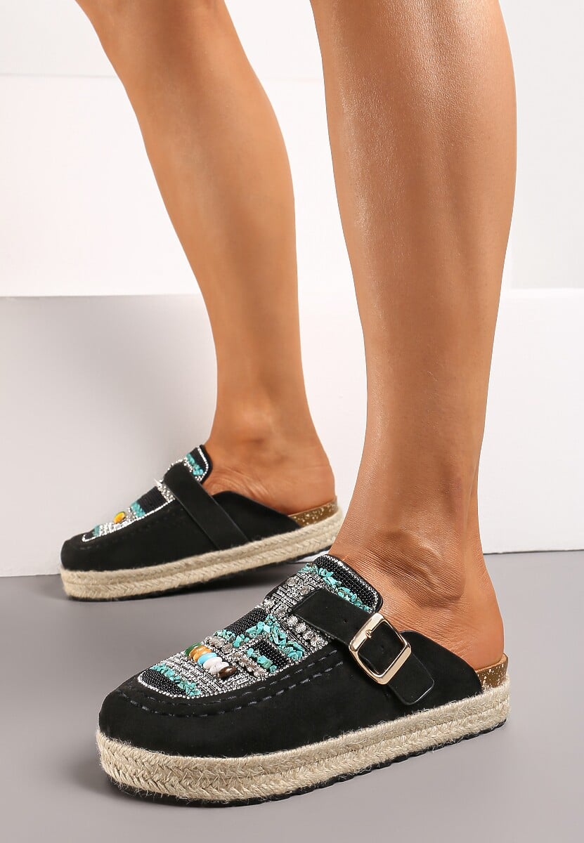 Czarne Klapki Oplecione Jutą z Cyrkoniami z Koralikami i Paskiem Opaque