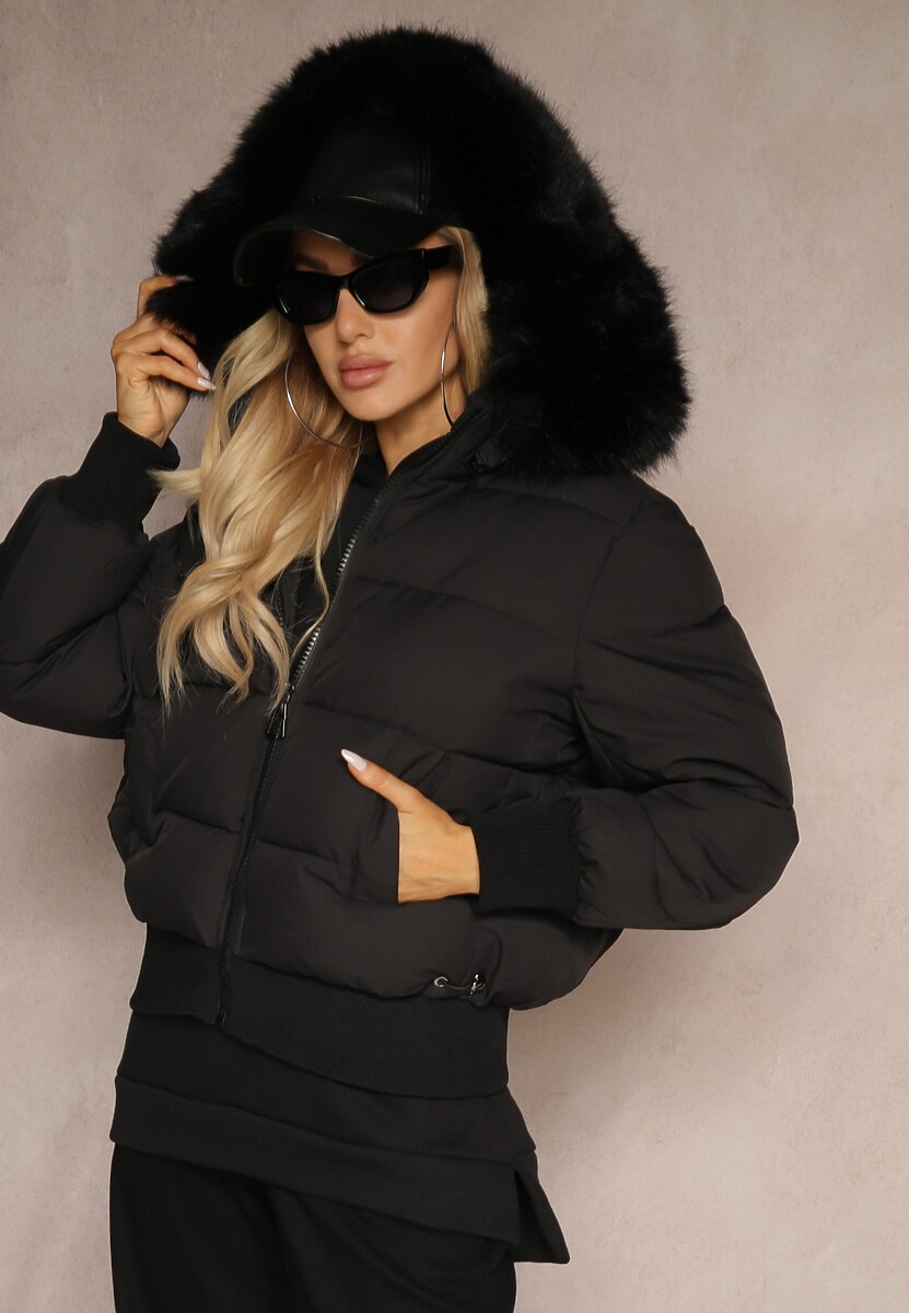 Jasnobeżowa Kurtka z Pikowaniem i Szerokimi Ściągaczami Zdobiona Futrem przy Kapturze Inilora