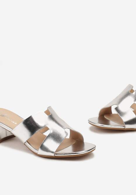 Srebrne Klapki na Obcasie z Metalicznym Połyskiem na Cholewce Ulassa