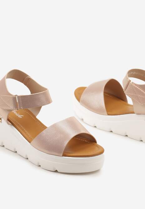 Szampańskie Sandały na Koturnie z Bieżnikiem i Lekko Metalicznymi Paseczkami Arpiea