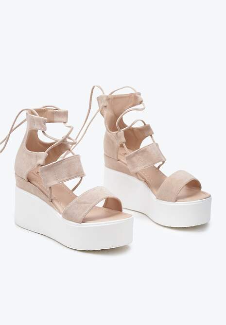 Beżowe Sandały na Koturnie z Wiązaniem wokół Łydki Scadira