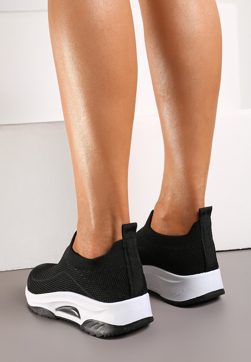 Czarne Casualowe Buty Sportowe na Grubszej Podeszwie Ozdobione Perforacją Fiovena