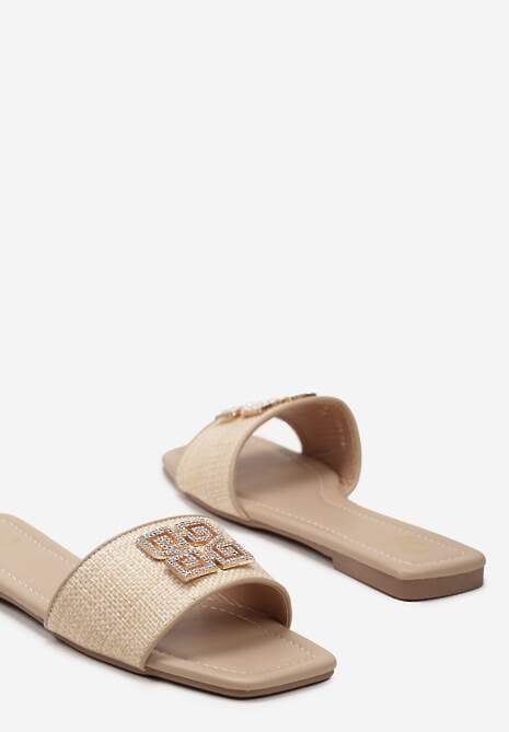 Beżowe Klapki z Płaską Podeszwą i Geometryczną Biżuteryjną Klamrą Naruma