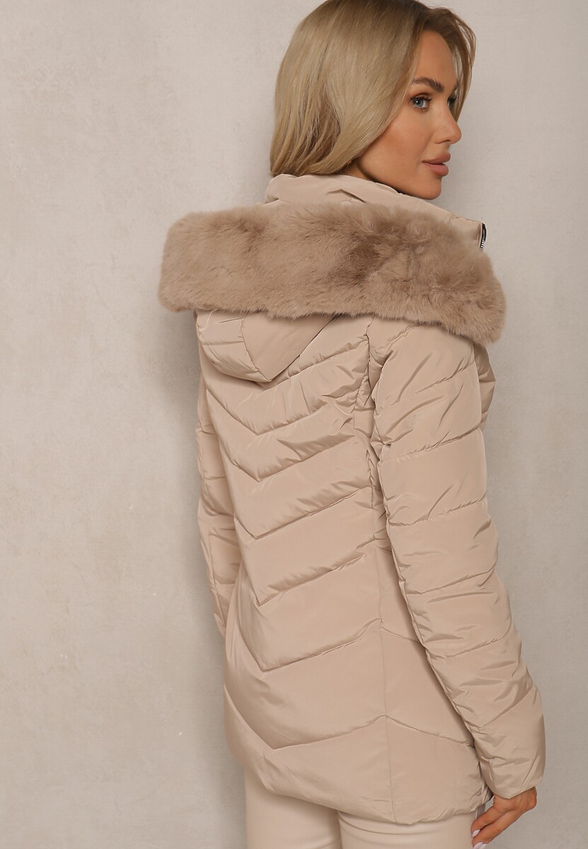 Beżowa Kurtka z Pikowanymi Przeszyciami i Futrzanym Kapturem z Możliwością Odpięcia Zinriya