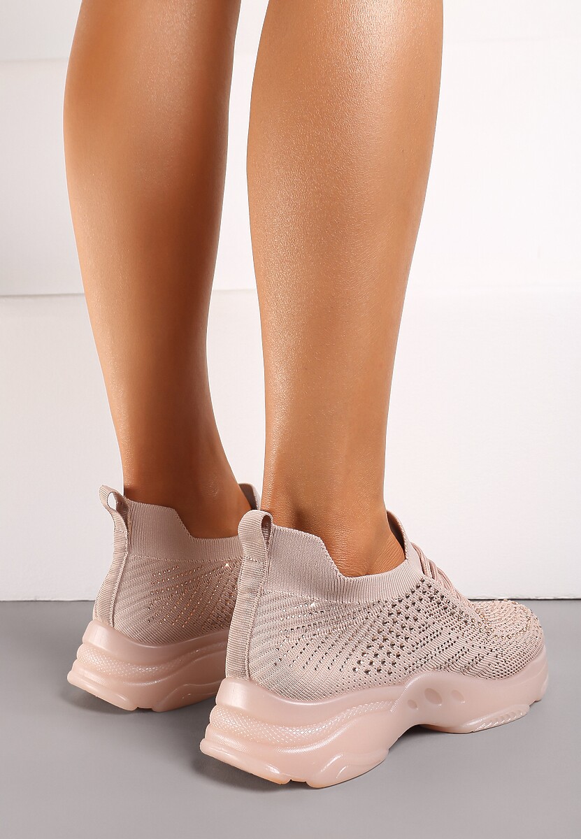 Różowe Sneakersy na Płaskiej Podeszwie Ozdobione Cyrkoniami i Wykończone Perforacją Quilila