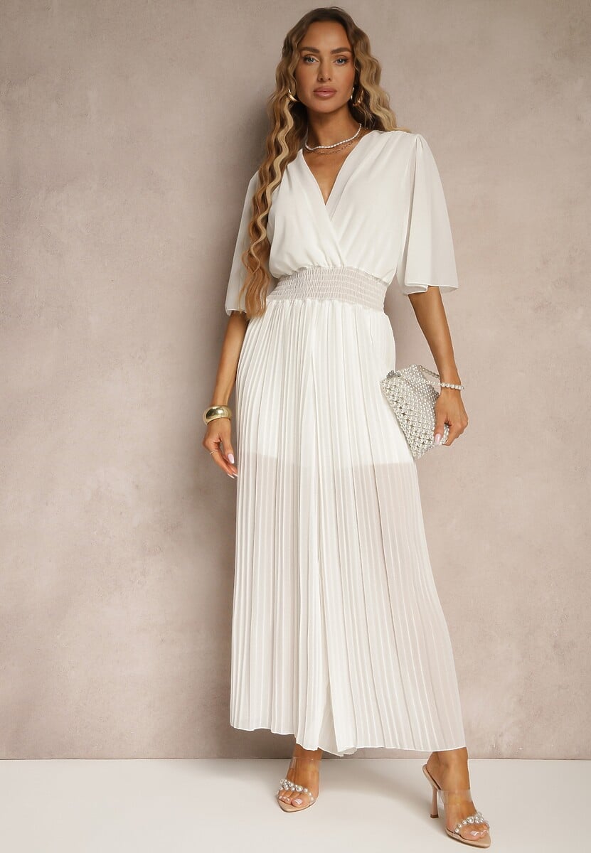 Biały Kombinezon z Kopertowym Dekoltem i Gumką w Pasie Zdobiony Plisami Amadle