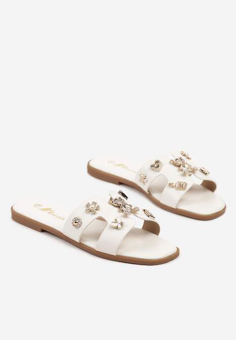 Białe Klapki Ozdobione Metalicznymi Aplikacjami i Cyrkonaimi Antelli