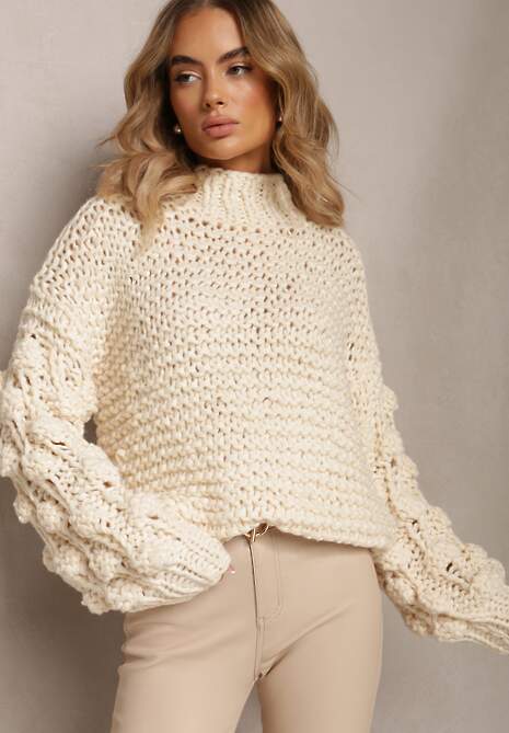 Jasnobeżowy Klasyczny Golf z Ozdobnym Splotem na Rękawach Biska