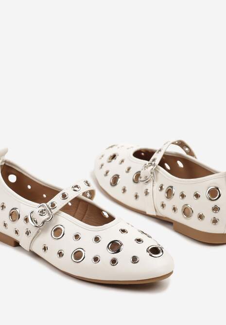 Białe Balerinki Ozdobione Paskiem i Metalicznymi Aplikacjami Erathira