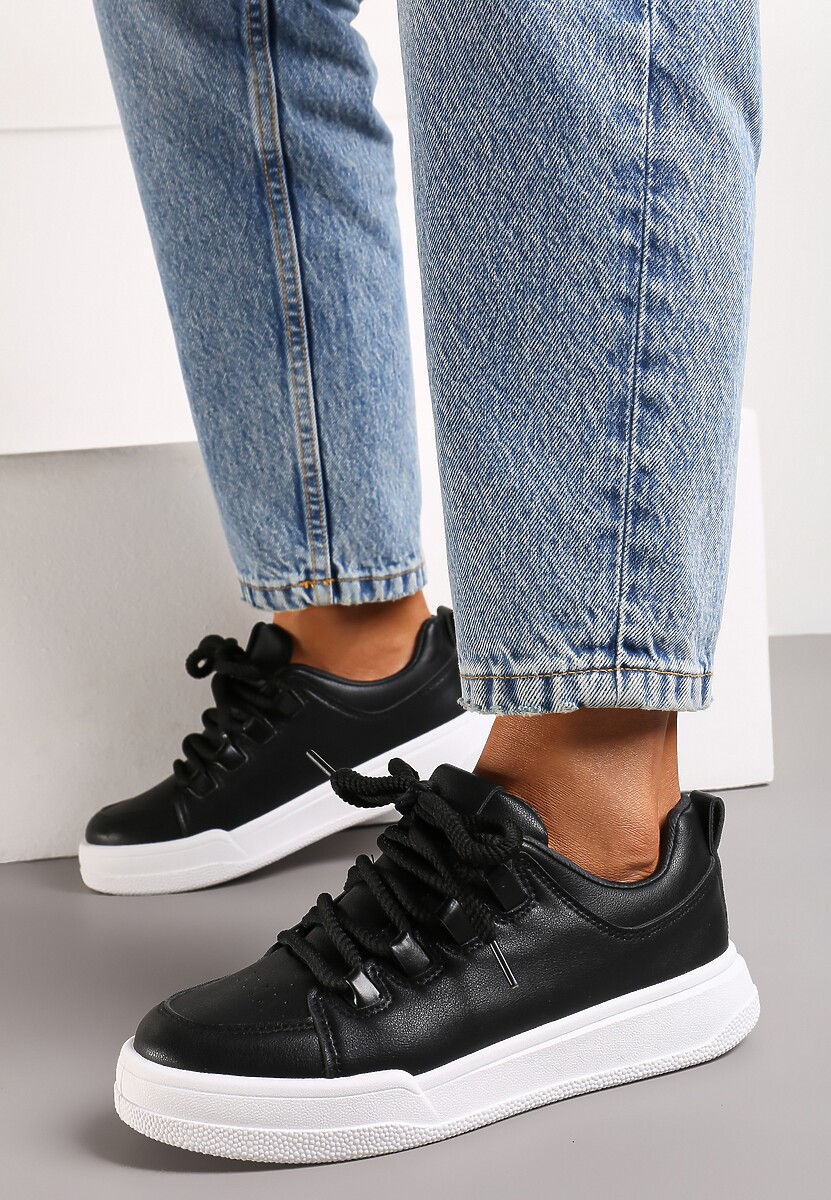 Czarne Sneakersy z Ozdobnymi Sznurówkami i Perforacją na Nosku Equita