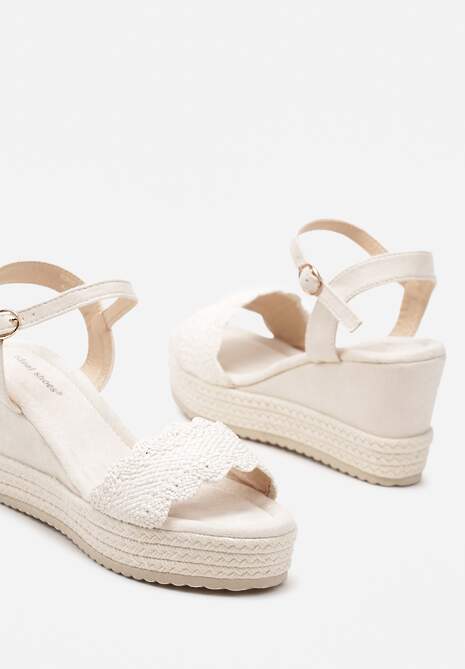 Jasnobeżowe Sandały z Ekozamszu na Koturnie Zapinane na Sprzączkę z Ozdobną Plecionką Vlalena