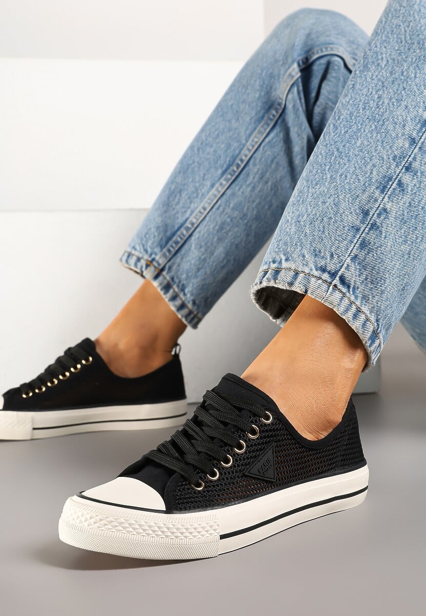 Czarne Szydełkowe Trampki o Klasycznym Fasonie Vovessa